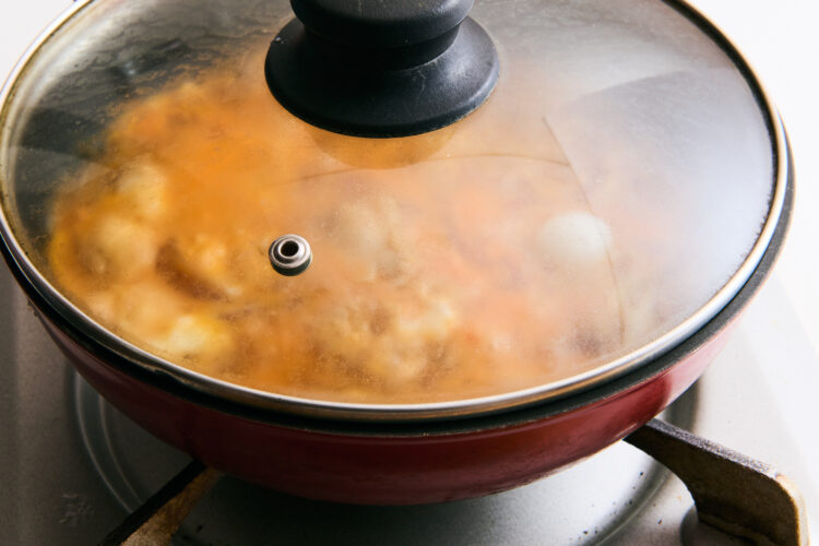 蓋をして火を止め、30秒程予熱で火を通す